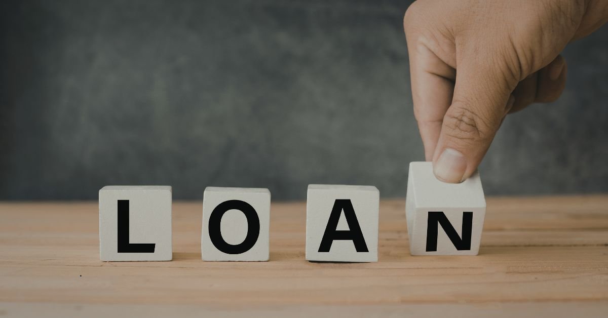 What types of student loans are available in the UK?